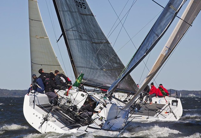 8 TSUNAMI Preben Ostberg / Todd Olds / Bud Dailey<br />
crossing<br />
7 SUNDANCE Gary Beer<br />
2010 Rolex Farr 40 North American Championship,<br />
Annapolis MD, USA © Daniel Forster http://www.DanielForster.com