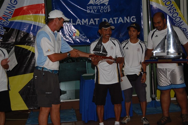 David Mills crown the new Heritage Bay Cup champion, Ri-Yaz Heritage Sailing Team. © Gareth Cooke Subzero Images/Monsoon Cup http://www.monsooncup.com.my