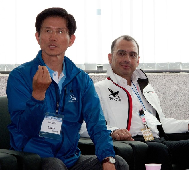 Korea International Boat Show 2010. A chat with Governor Kim Moon-Soo (left) and Patrick Lim, President of the WMRT © Guy Nowell http://www.guynowell.com