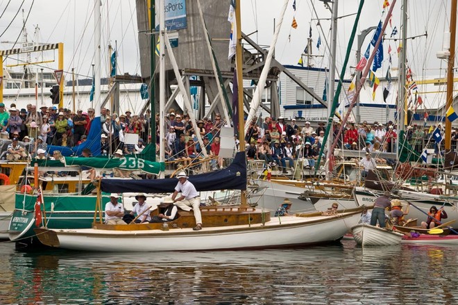 Crowds gathering at constitution Dock for the Quick ‘n’ Dirty Challenge. © ASA