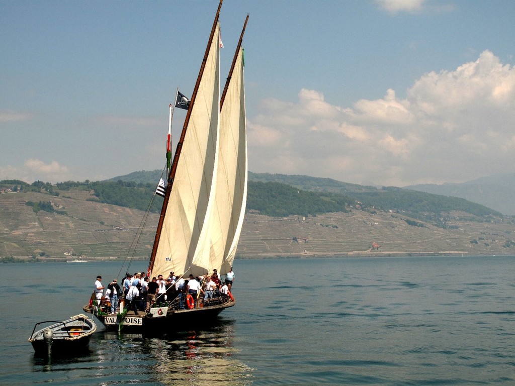 La Vaudoise and her dinghy in front of the Lavaux vineyards © Jean Philippe Jobé