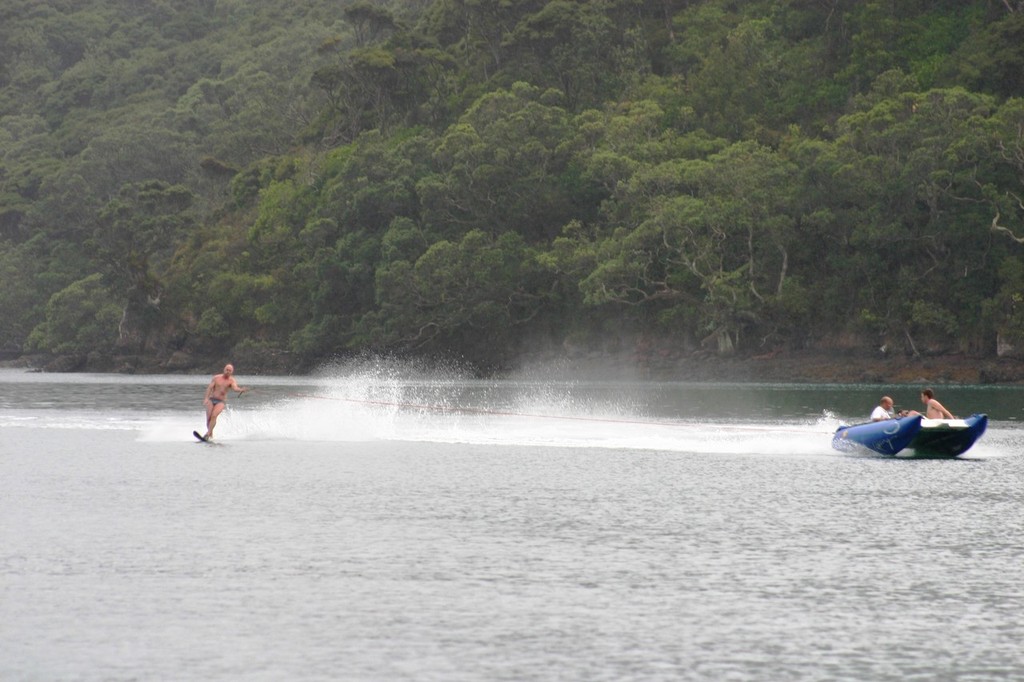 Leigh doing well on one ski - The Great Barrier Rendezvous © Paul Shanahan