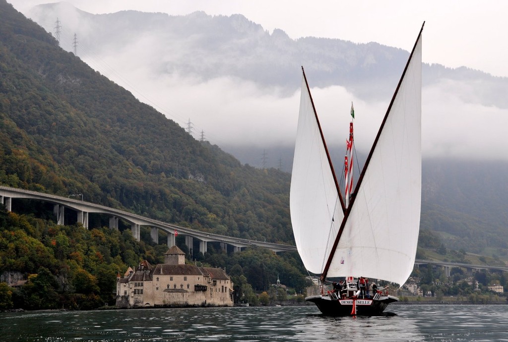 La Demoiselle in front of the castle of Chillon © Jean Philippe Jobé