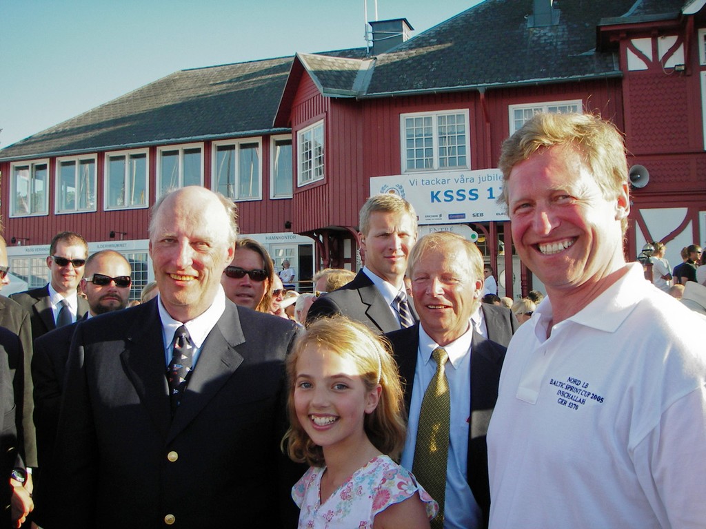 King Harald V. of Norway (left), Zoe Andrae (center), Prince Alexander of Holstein (right) - Baltic IRC © Hans Genthe