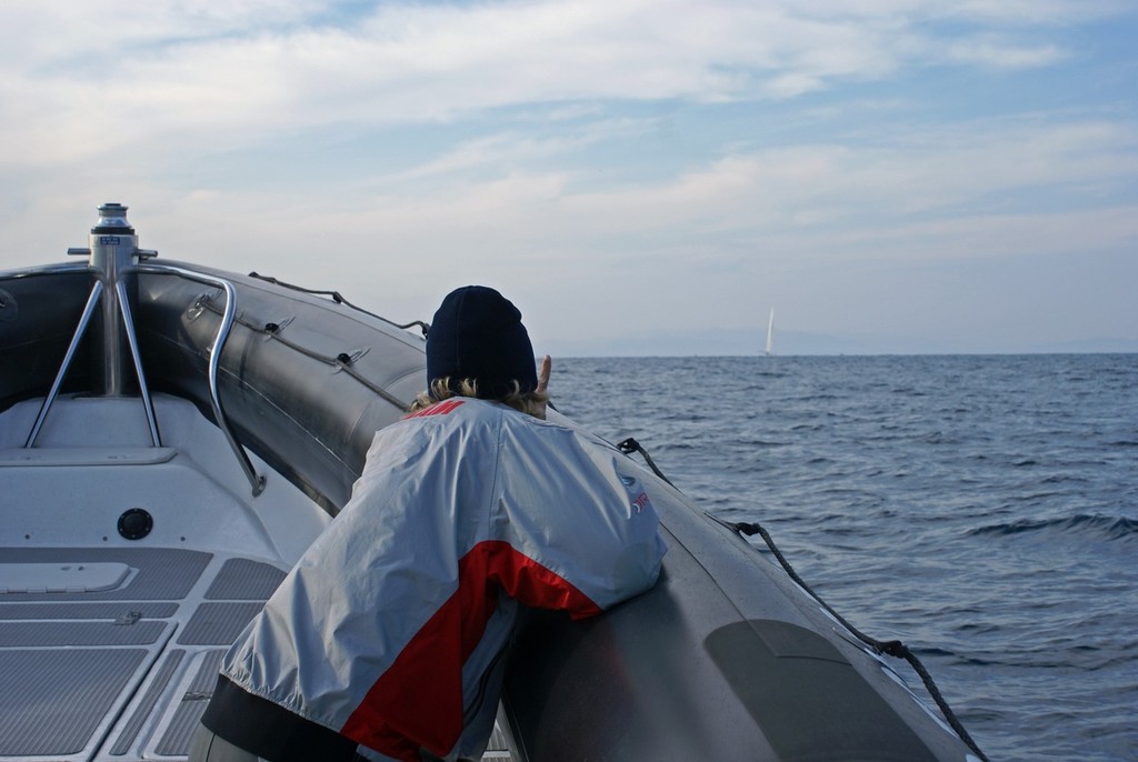 Finn Drummond has the finger up checking whether USA-17 is gaining or not, on Leg 2 of Race 1 © Richard Gladwell www.photosport.co.nz