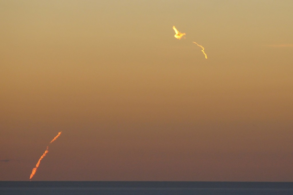 Second, and lower full view of satellite hitting Tasman Sea - 7 © Peter Idoine