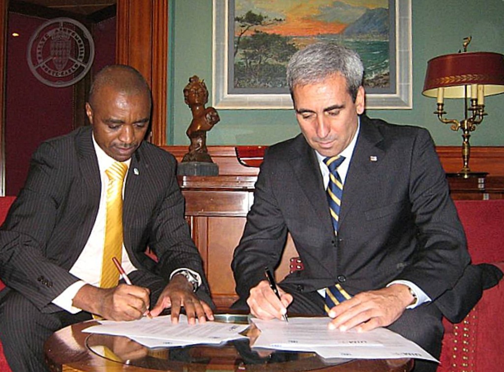 Theodore Oben from UNEP and UIM President Raffaele Chiulli sign the cooperation agreement © UIM