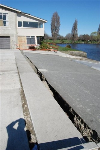 Cracked ground at Kerrs Reach  © SW