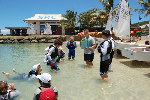 Coach Briar Dye-Hutchinson gives New Zealand team a cooling lunchtime brief © Brian Haybittle