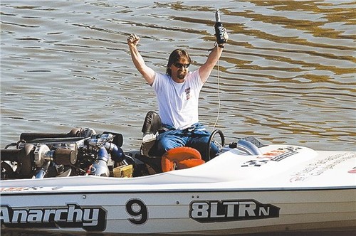 Simon McMah and ’Anarchy’, holder of the race record for Unlimited Inboard. - Bridge to Bridge © SW