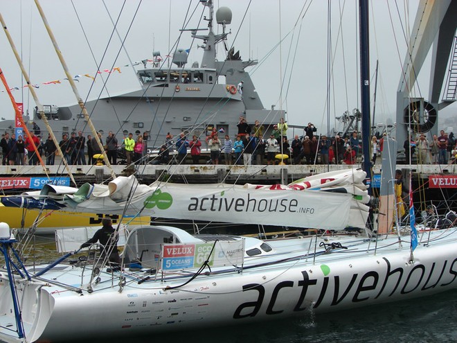 Extra crew assist Derek Hatfield to the start of the Ocean Sprint 3 in Wellington on Sunday. - Velux 5 Oceans © Genevieve Howard