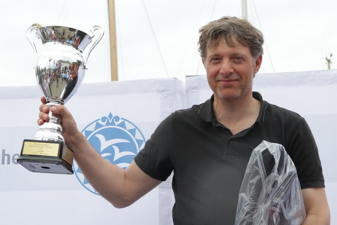 Jorgen Svendsen proudly displays the trophy he received as winner of the OK Dinghy. © Pepe Hartmann http://www.seestueck.de