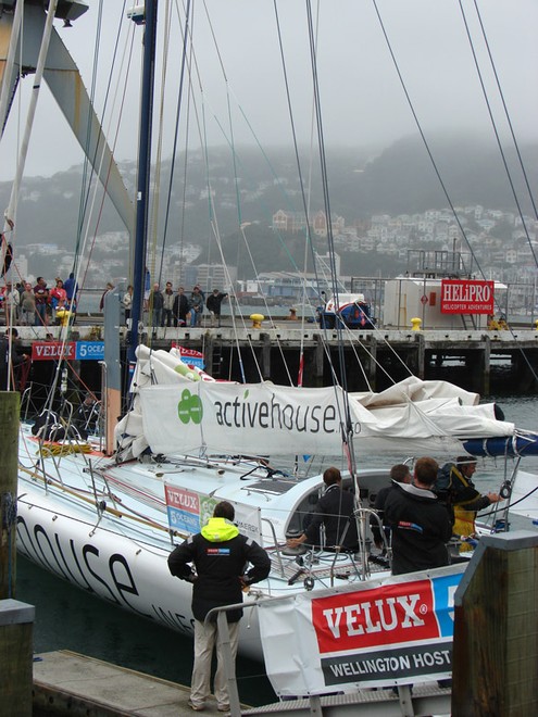 Extra crew assist Derek Hatfield to the start of the Ocean Sprint 3 in Wellington on Sunday. - Velux 5 Oceans © Genevieve Howard