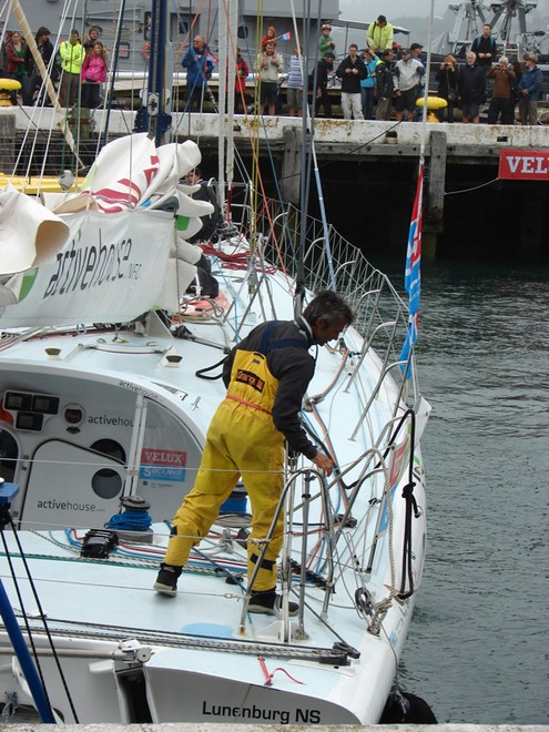 Extra crew assist Derek Hatfield to the start of the Ocean Sprint 3 in Wellington on Sunday. - Velux 5 Oceans © Genevieve Howard