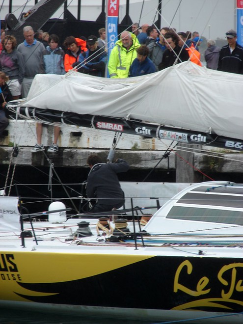 Extra crew assist Brad Van Liew to the start of the Ocean Sprint 3 in Wellington on Sunday. - Velux 5 Oceans © Genevieve Howard