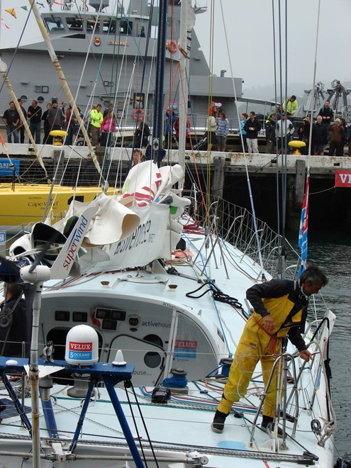 Extra crew assist Derek Hatfield to the start of the Ocean Sprint 3 in Wellington on Sunday. - Velux 5 Oceans © Genevieve Howard