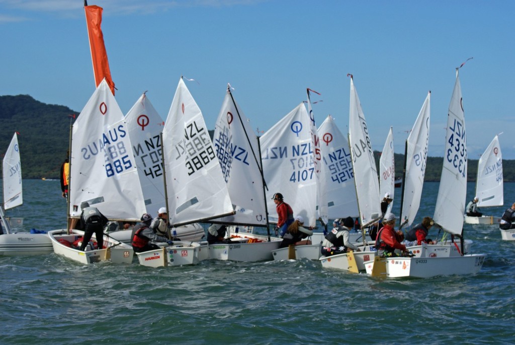 Startline log jam - Day 3 - 2011 Toyota Optimist Nationals  © Richard Gladwell www.photosport.co.nz