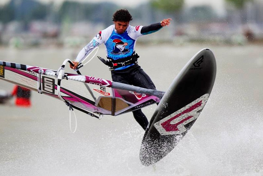 Estredo one handed - PWA Surf World Cup 2011 ©  John Carter / PWA http://www.pwaworldtour.com