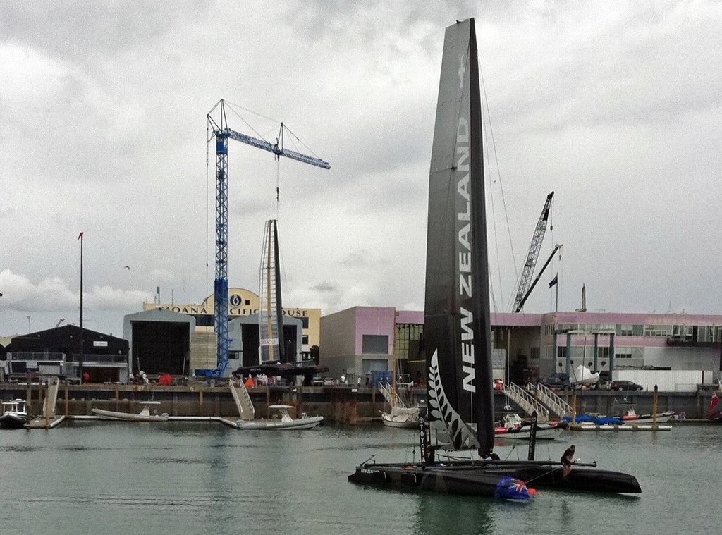 Emirates Team NZ on the mooring while Oracle Racing awaits her wingsail &copy; Richard Gladwell www.photosport.co.nz