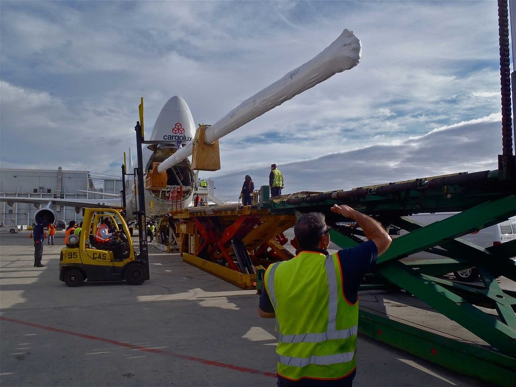 Loading of new mast for PUMA’s Mar Mostro onboard cargo plane at JFK airport in New York, NY, 28 November 2011. (Credit: Kimo Worthington/PUMA Ocean Racing) © Puma Ocean Racing http://www.pumaoceanracing.com