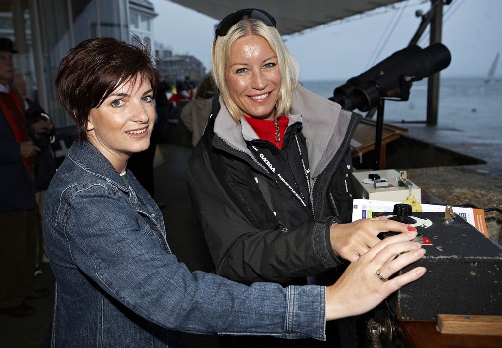 Michelle Luke and Denise Van Outen start the J.P. Morgan Asset Management Round the Island Race © onEdition http://www.onEdition.com