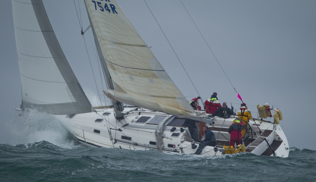 Julian Grindall helming Forzasette at the J.P. Morgan Asset Management Round the Island Race © onEdition http://www.onEdition.com