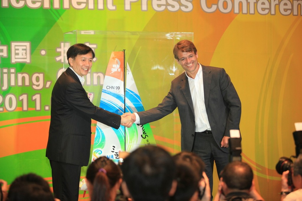 Mr. Jiang Sixian, Vice-governor of Hainan Province and Party Secretary of Sanya City, Knut Frostad, CEO of the Volvo Ocean Race.  © Team Sanya