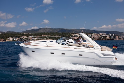 Bavaria - side © Mercury Marine