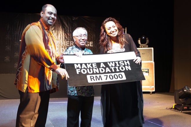 GM of Ri-Yaz Heritage Mr Shaheed, Tan Sri Sabbaruddin Chik and  Ning Baizura at the Ri-Yaz Heritage Charity dinner at the Monsoon Cup 2011. Kuala Terengannu, Malaysia. 23 November 2011. © Gareth Cooke/Subzero Images/ Monsoon Cup - copyright http://www.monsooncup.com.my