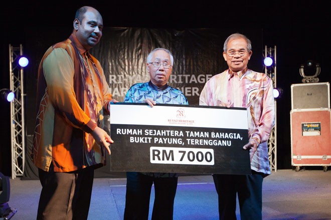 GM of Ri-Yaz Heritage Mr Shaheed, Tan Sri Sabbaruddin Chik and  Ning Baizura at the Ri-Yaz Heritage Charity dinner at the Monsoon Cup 2011. Kuala Terengannu, Malaysia. 23 November 2011. © Gareth Cooke/Subzero Images/ Monsoon Cup - copyright http://www.monsooncup.com.my