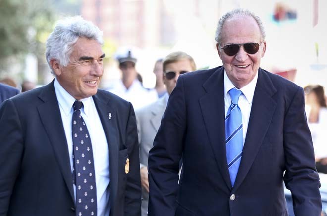The King of Spain Juan Carlos visit the new restaured 15 meter Class Hispania at the Monaco Yacht Club  with Bernard d’Alessandri. - Monaco Yacht Show 2011 © Carlo Borlenghi / www.carloborlenghi.com