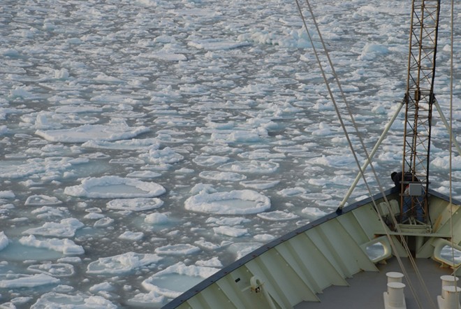 R/V Knorr navigates through the Iceland Sea while taking measurements of the North Icelandic Jet. © Woods Hole Oceanographic Institution (WHOI) http://www.whoi.edu/