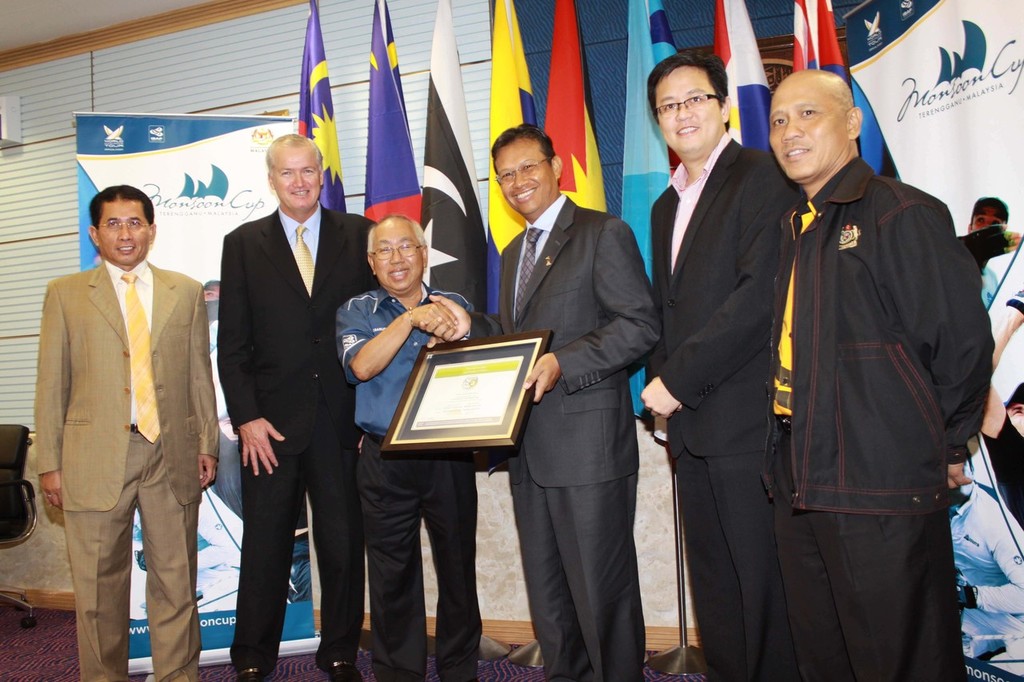 L R Dato Wan Hisham Vp Of Malaysian Yachting Association Dato Peter Gilmour President Of Wmrt Tan