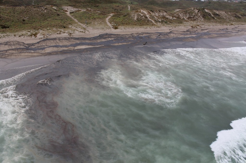 Oiled shores - Rena Disaster 12 October 2011 © Maritime NZ www.maritimenz.govt.nz