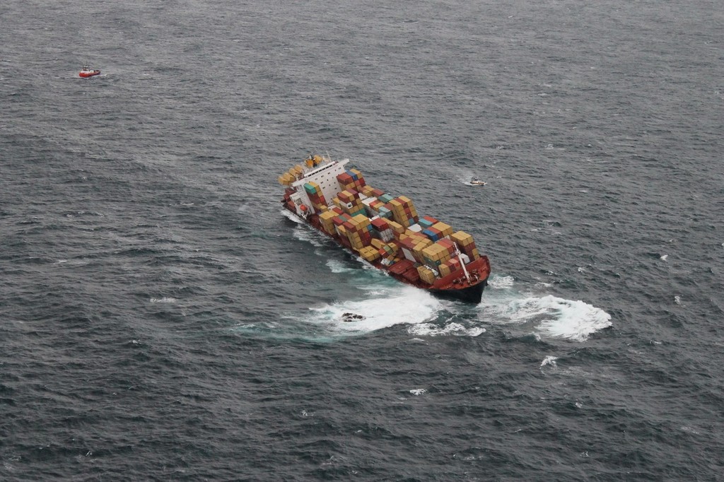 Rena taken during overflight early this morning. Rena Disaster - 18 October 2011 © Maritime NZ www.maritimenz.govt.nz