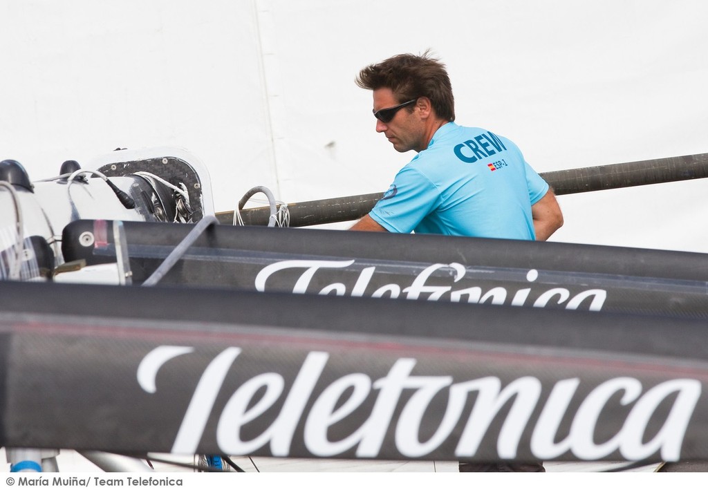 Rigger Fernando Sales. Team Telefonica boasts a brand new mast for the Volvo Ocean Race 2011-12. © Maria Muina/Equipo Telefonica