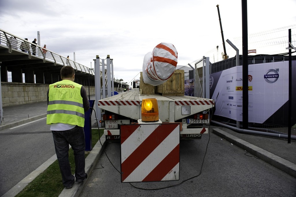 Abu Dhabi Ocean Racing’s spare mast arrives in Alicante.  © Paul Todd/Volvo Ocean Race http://www.volvooceanrace.com