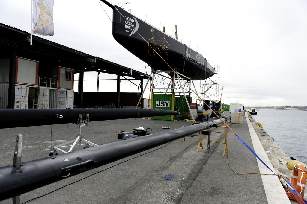 Abu Dhabi Ocean Racing prepare their new mast and rigging in Alicante.  © Paul Todd/Volvo Ocean Race http://www.volvooceanrace.com