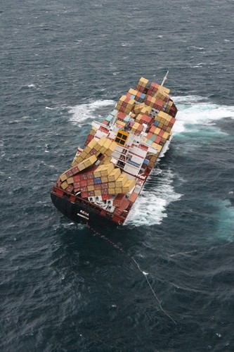 Rena stuck fast on Astrolabe Reef - Rena Disaster - 18 October 2011 © Maritime NZ www.maritimenz.govt.nz