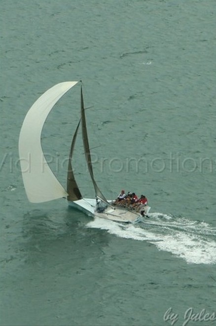 The Vivace boys show that a big skiff can fly without trapezes - Surf to City Yacht Race © Jules Geldard http://vidpicpro.com