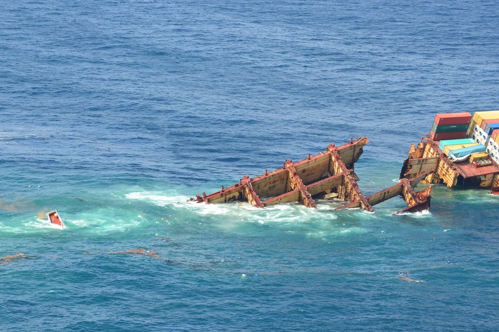 Rena stern section sinking from overflight on 10 January 2012 at 1030hrs © Maritime NZ www.maritimenz.govt.nz