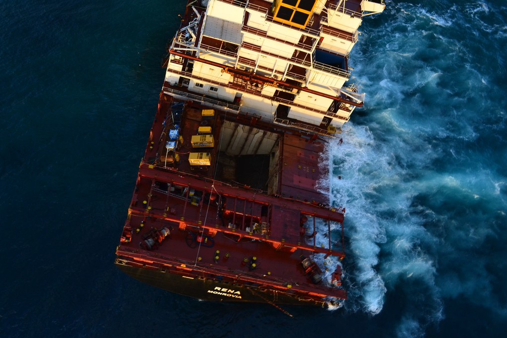 Rena breaking up from the overflight 10 January 2011 © Maritime NZ www.maritimenz.govt.nz