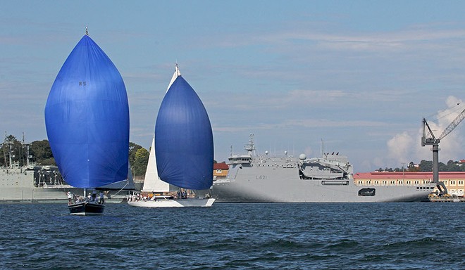  Matching blue kites for Carrera and Die Swaene as they approach Sydney Harbour Bridge. ©  John Curnow