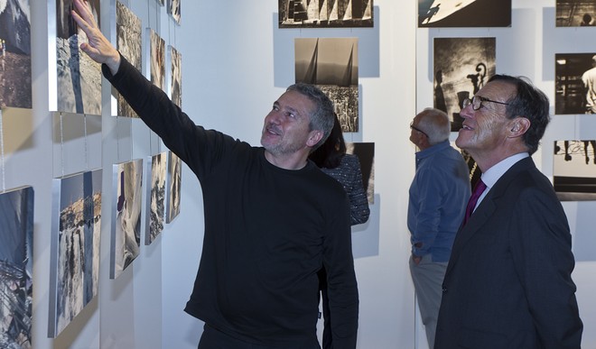The designer of the exhibition Arturo Montanelli with Lindsay Owen Johns - Exhibition Paris 2012 in Venissage  © Studio Borlenghi/Luca Butto and Stefano Gattini