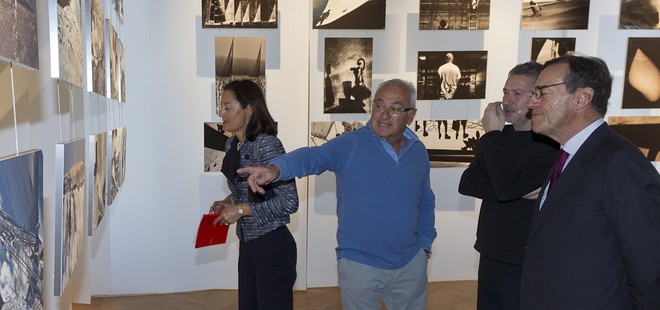 Carlo Borlenghi and the designer of the exhibition Arturo Montanelli with Lindsay Owen Johns - Exhibition Paris 2012 in Venissage  © Studio Borlenghi/Luca Butto and Stefano Gattini