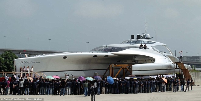 Adastra draws a crowd. © Daily Mail UK Associated Newspapers Ltd http://www.dailymail.co.uk