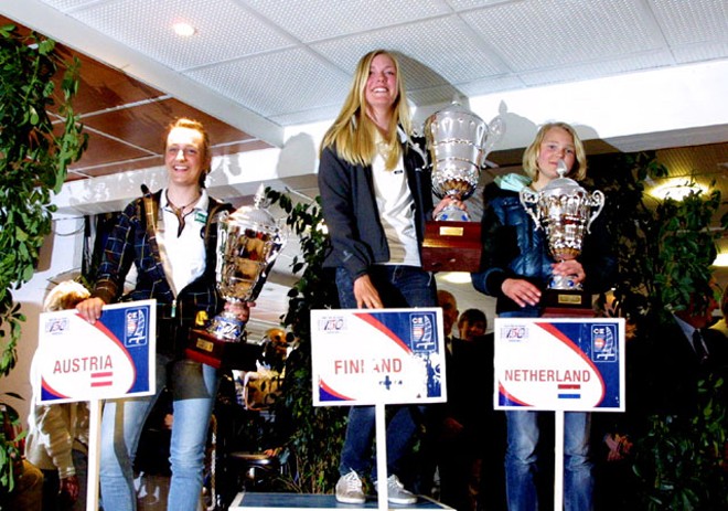 Lara Vadlau Austria 2nd, Niki Blassar, Finland, the winner and Daphne van dae Vaart, Netherlands 3rd. 2010 Byte CII Worlds © Philippe Guegan, Voile et Voiliers
