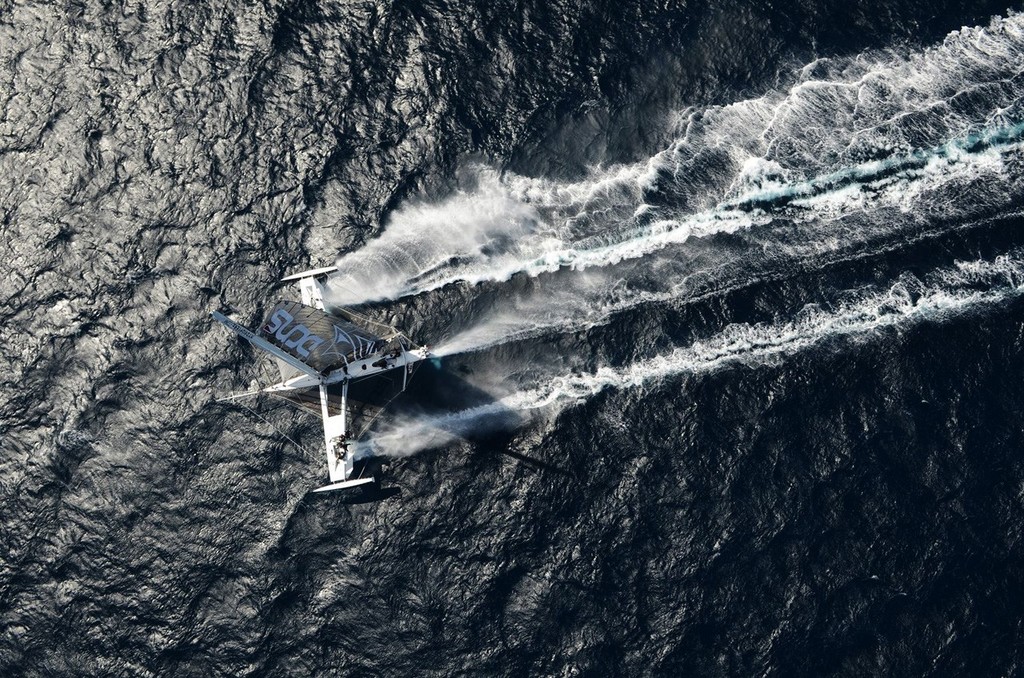 13/05/2012. 5 corsaires pour le record du Pacifique en Hydroptere. Les 5 Flibustiers Alain thebault, Jean le Cam, Yves Parlier, Luc Alphan et jacques vincent en plein vol lors des essais. &copy; Francis Demange www.hydroptere.com