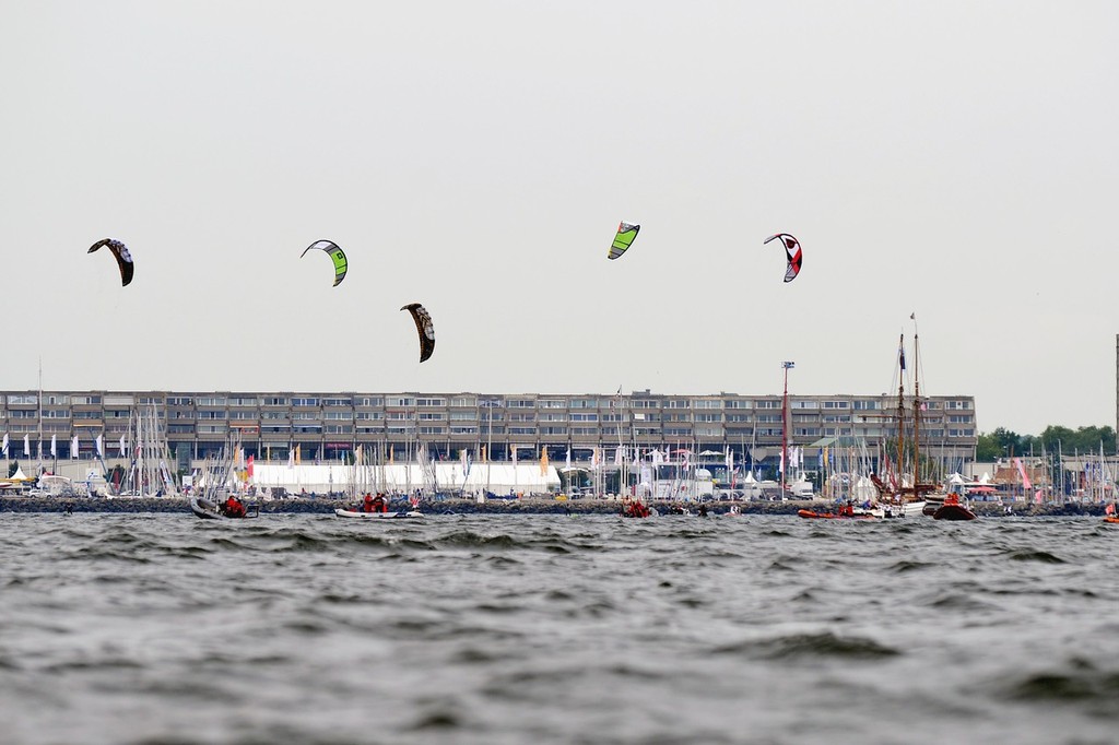 Kites over Kiel Week © Thomas Eisenkrätzer