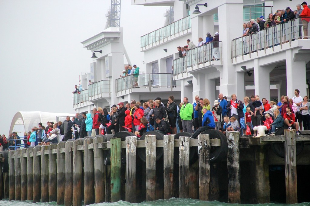 Vantage points will be crammed for the start and In Port racing in Auckland © Richard Gladwell www.photosport.co.nz